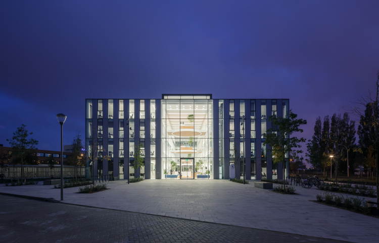 04 pps dgs gemeentehuis westland exterieur avond licht.jpg